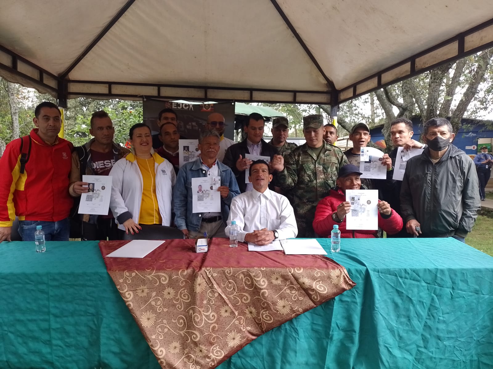 hombres con libreta militar 2