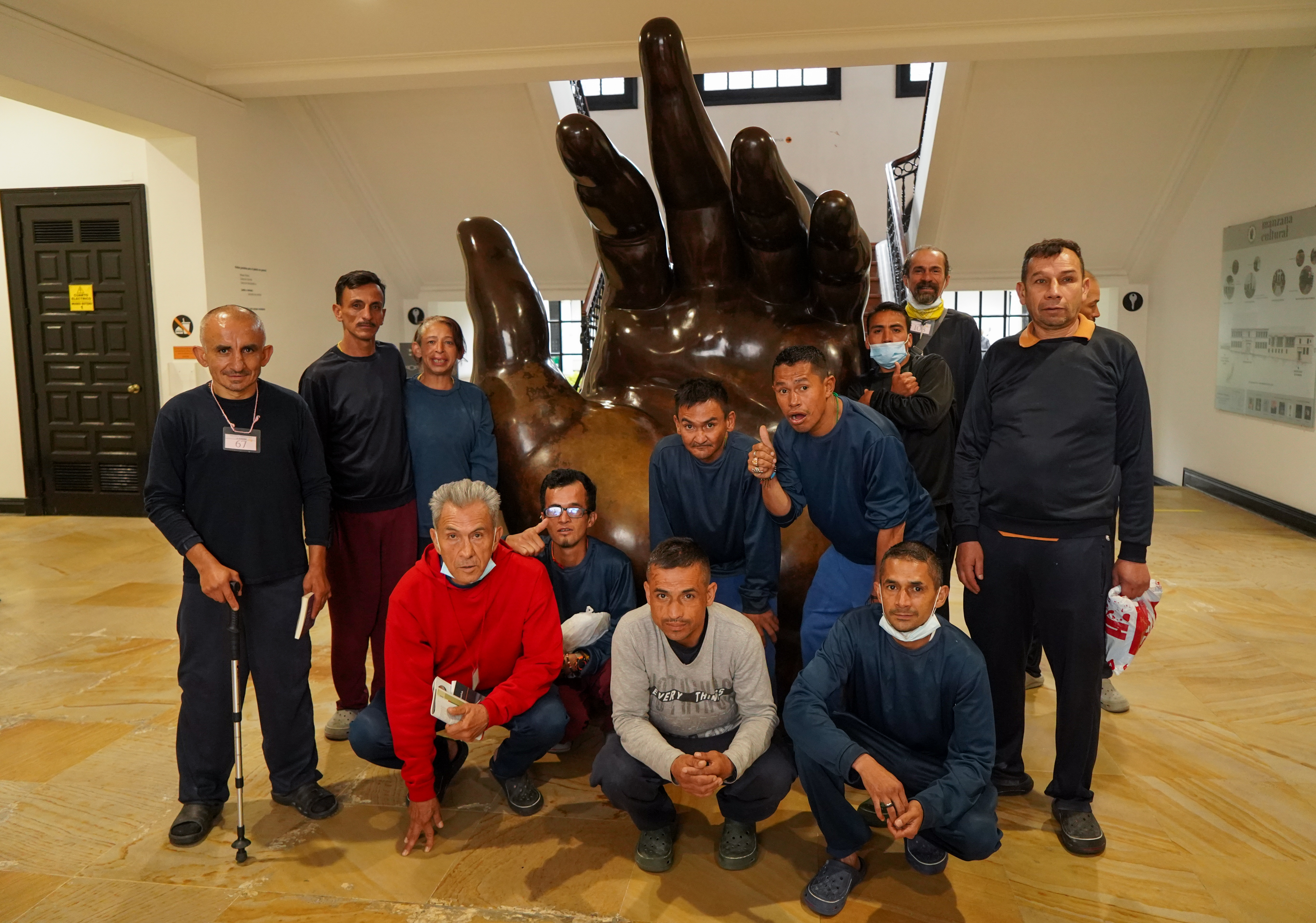 varias personas visitando museo