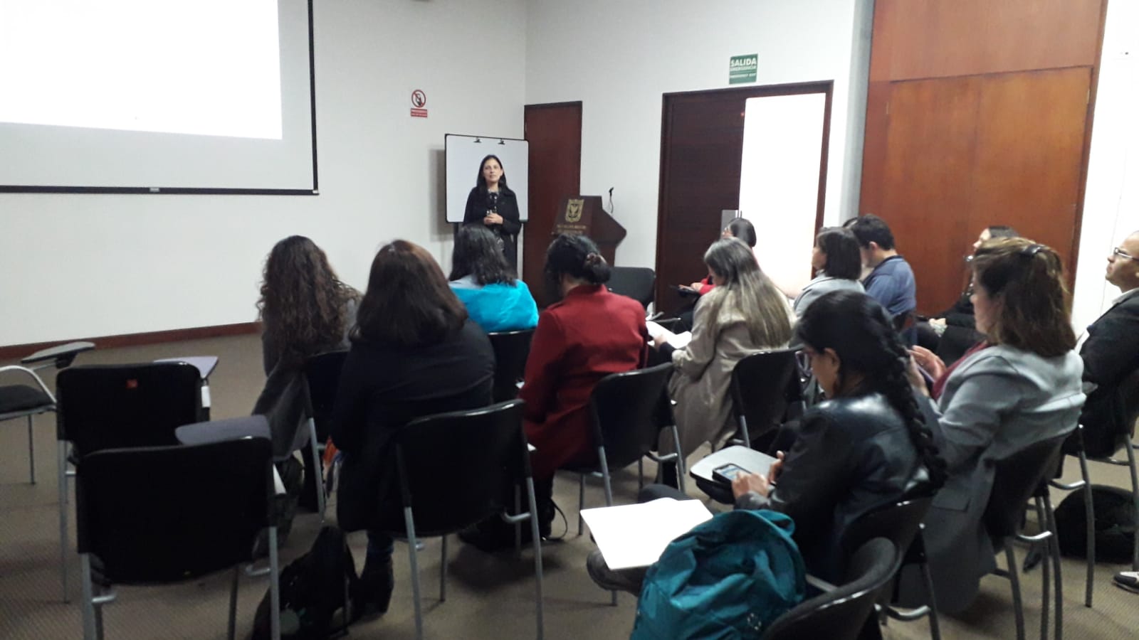 personas sentadas 1