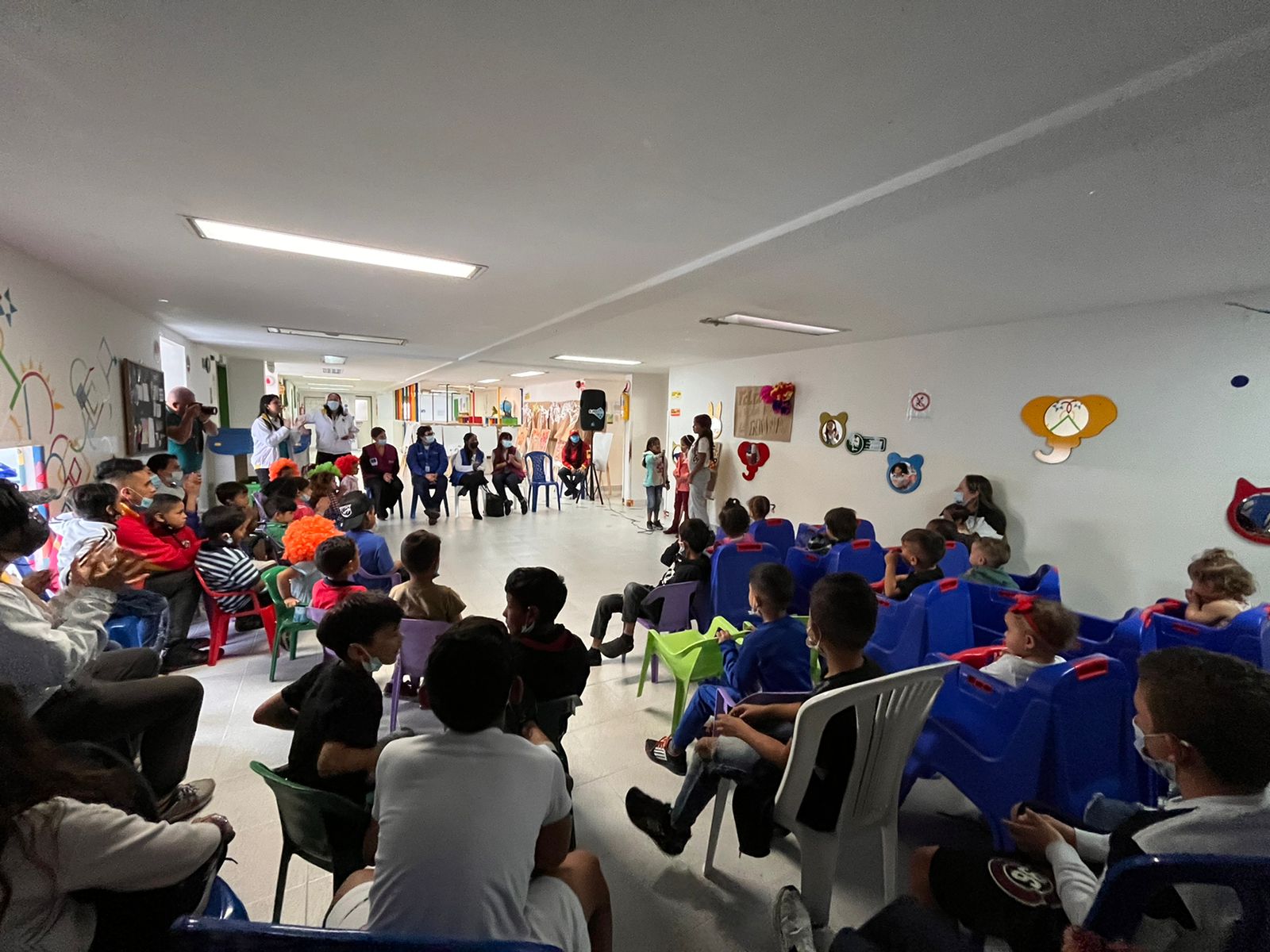 niños sentados