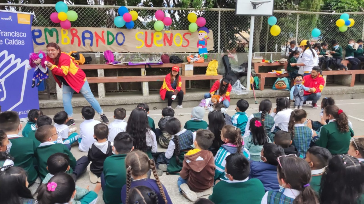 niños sentados viendo la funcion 1