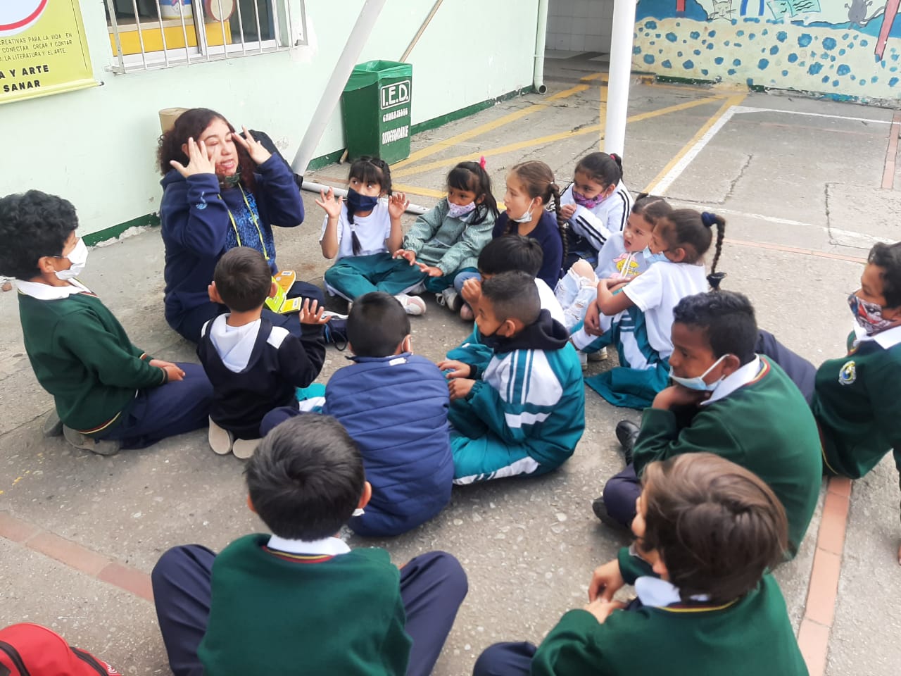 niños sentados viendo la funcion 2