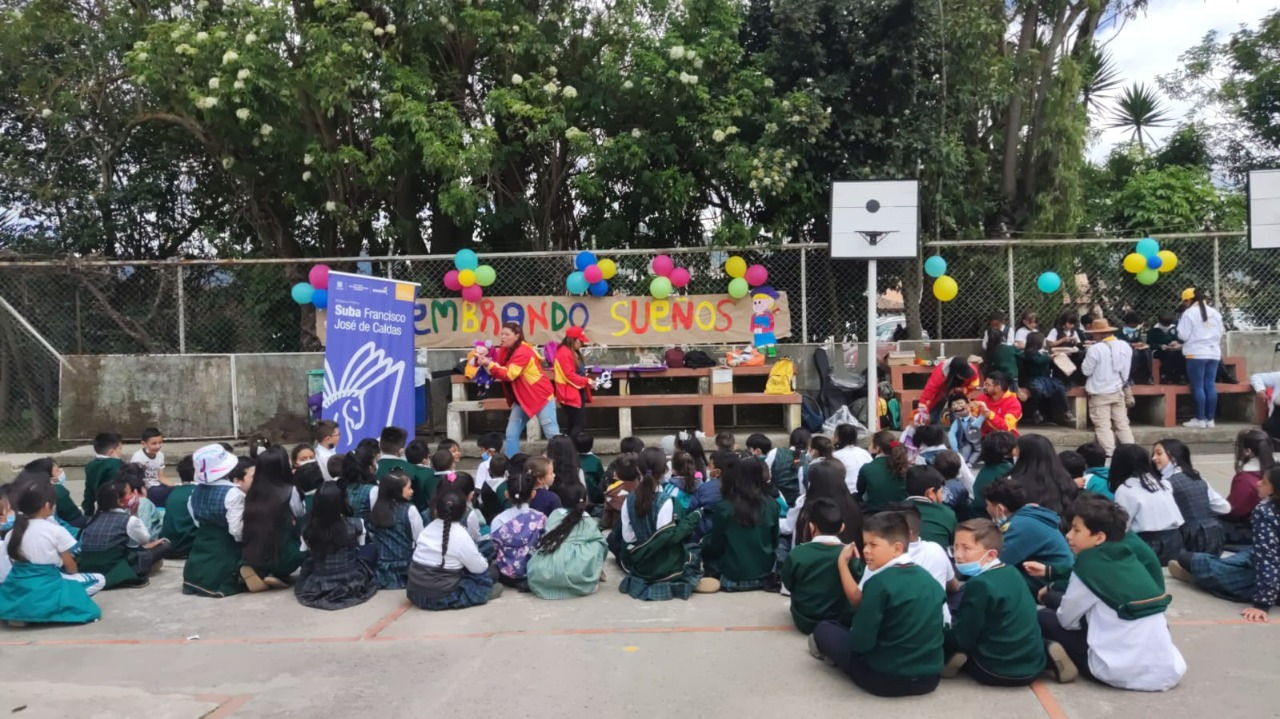 niños sentados viendo la funcion 3
