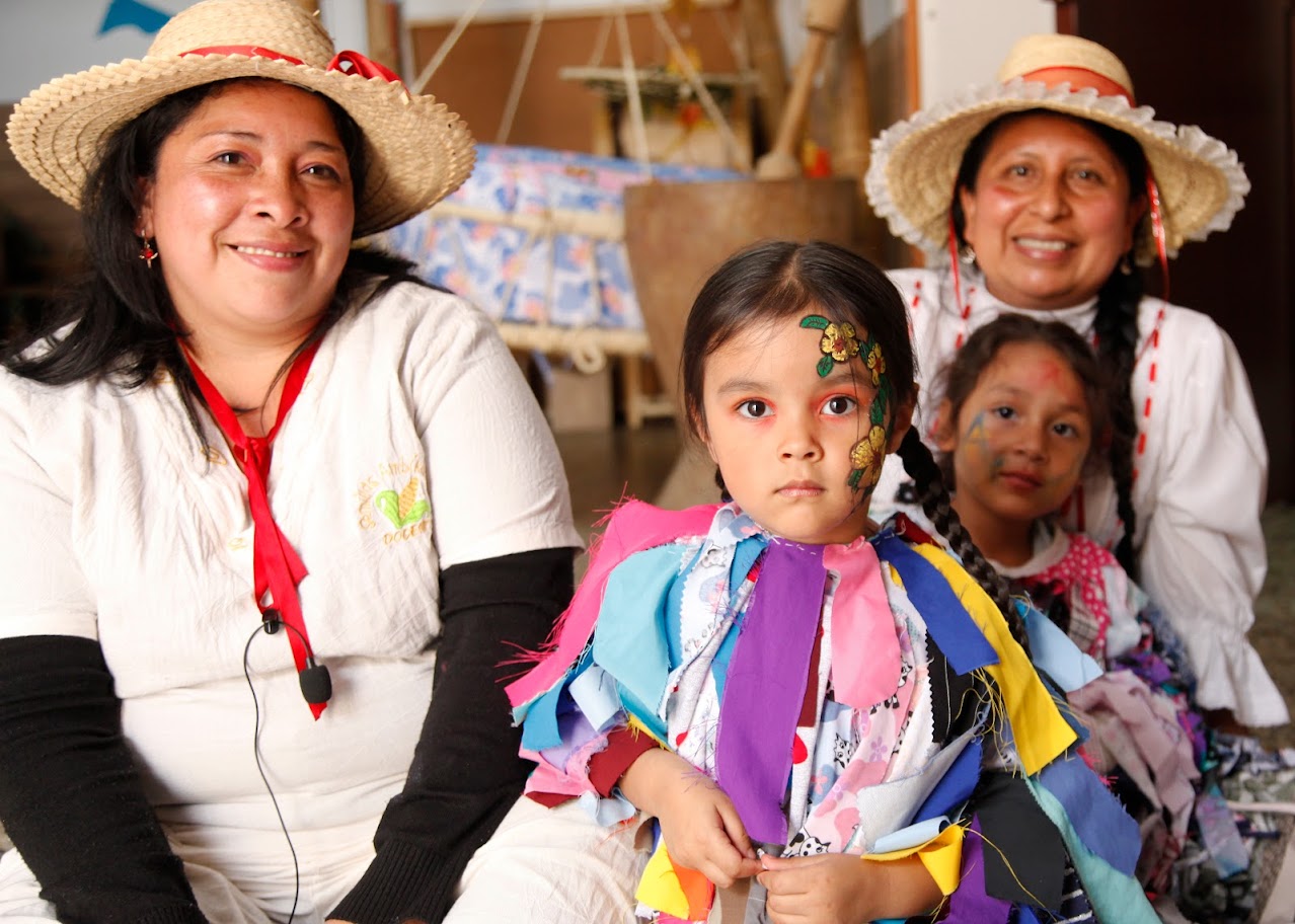 mujeres indigenas con niños