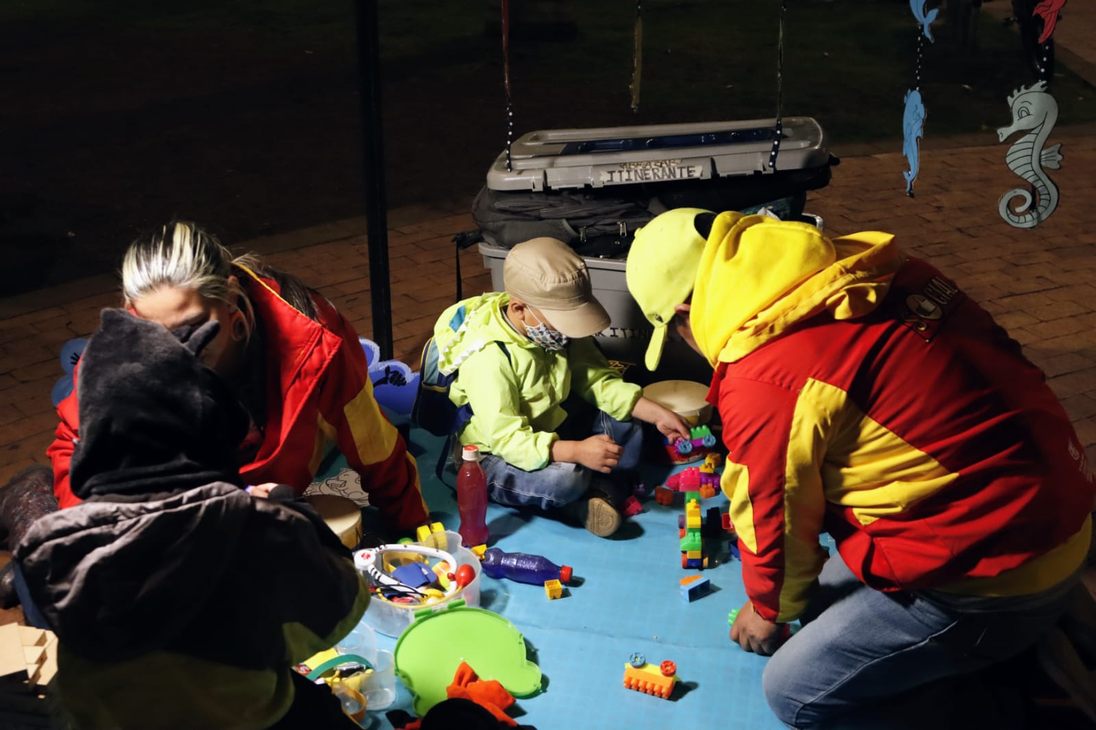 foto de funcionarios jugando con niños
