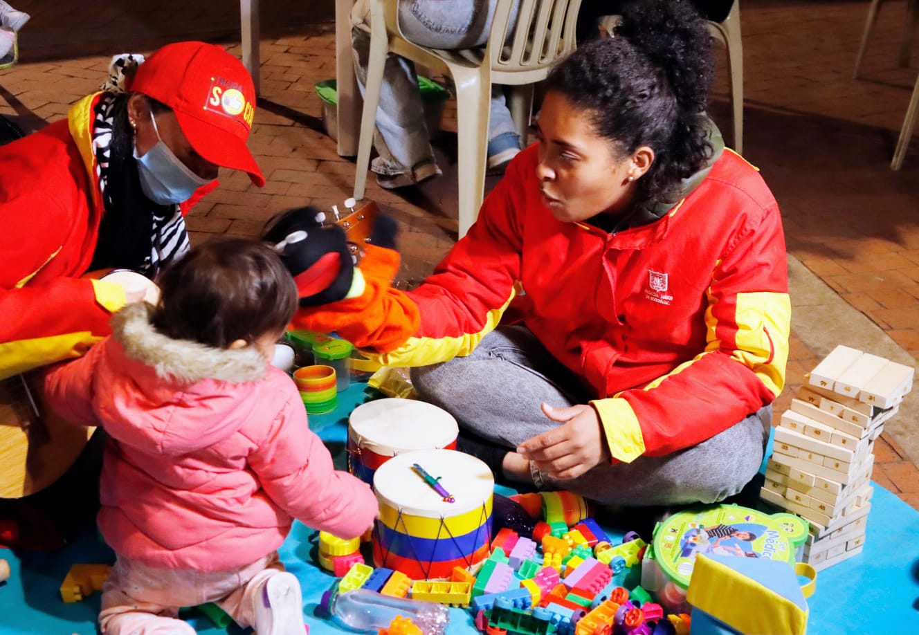 foto de niño jugando con funcionarios en la calle