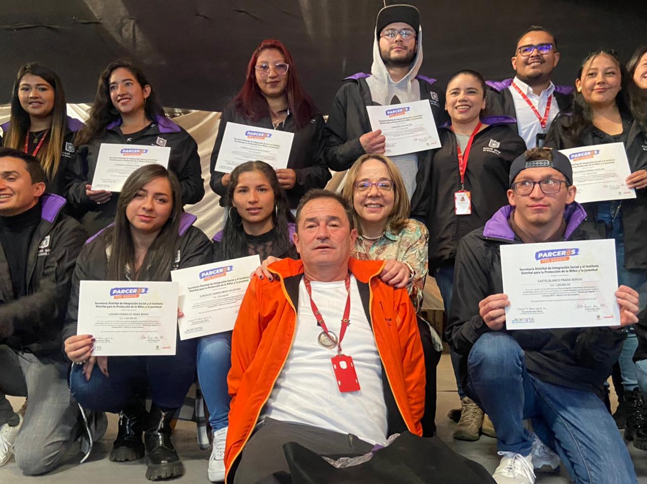 foto de jovenes con certificados