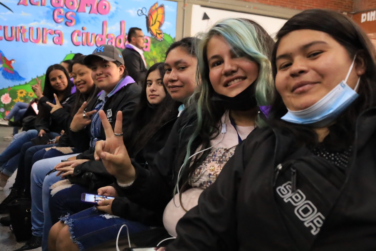 jovenes posando para foto