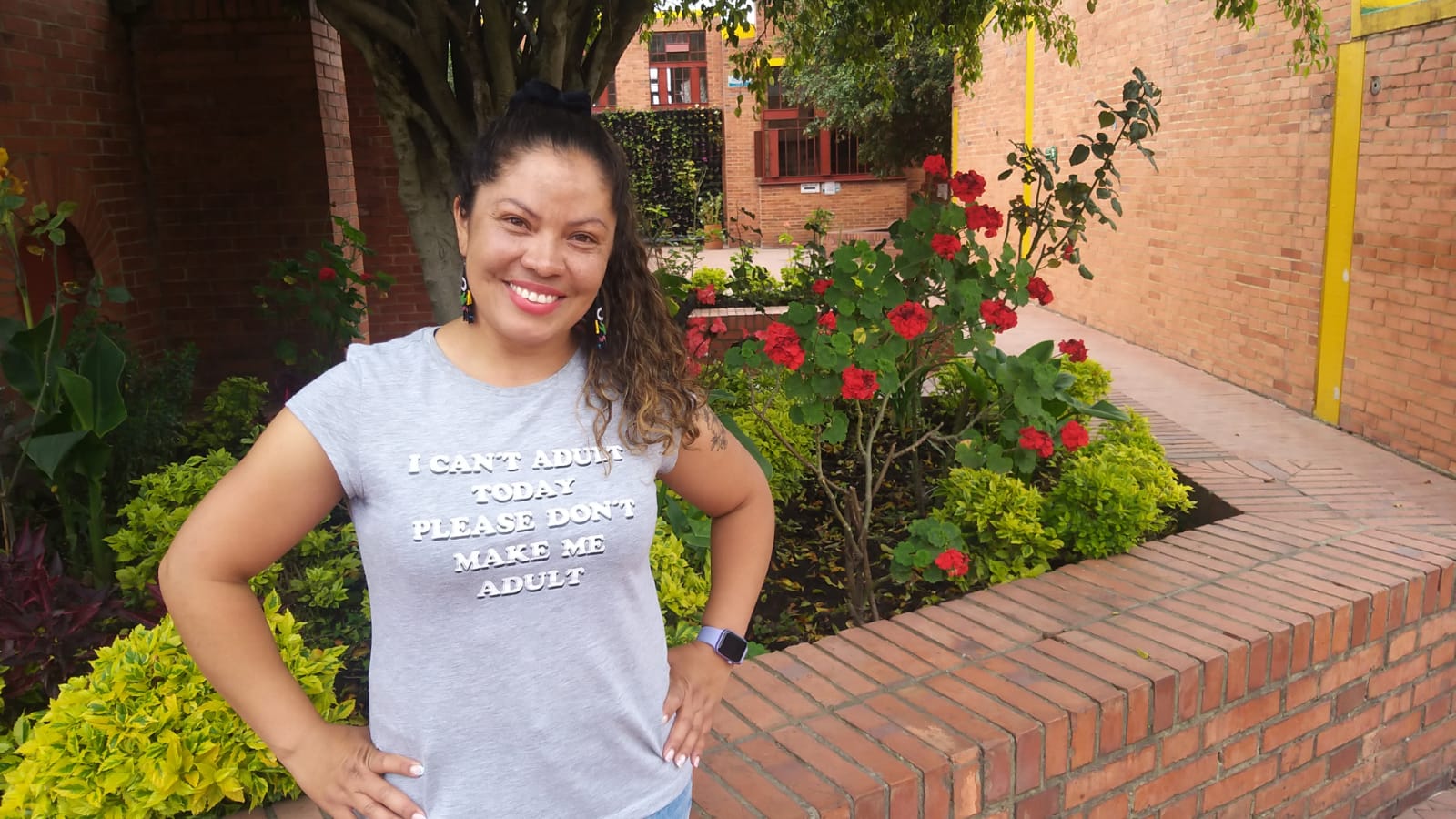 La instructora de bisutería
