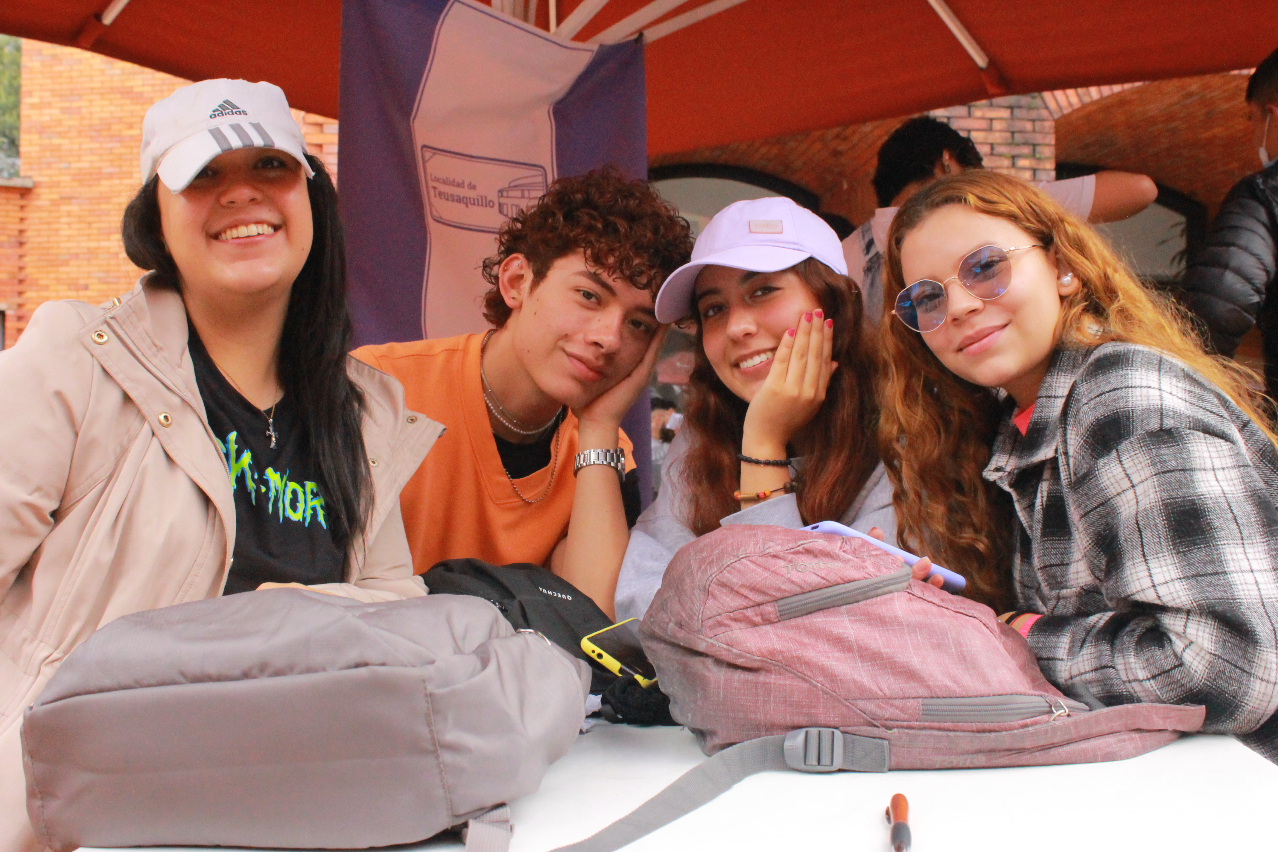 foto de 4 jovenes - 3 mujeres y un hombre