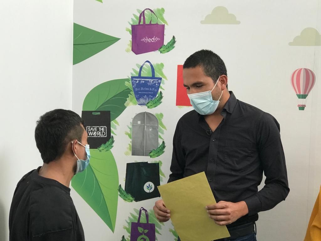 foto de jose hablando con un hombre