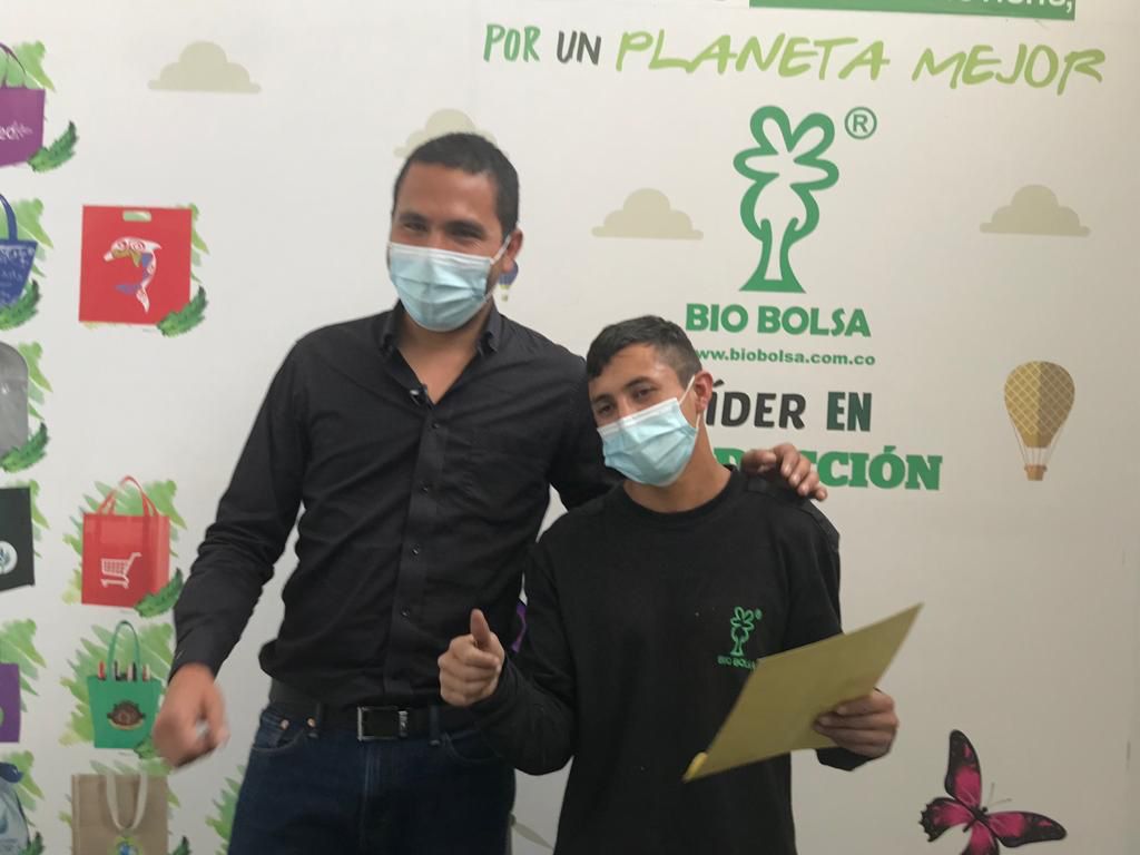 foto de jose recibiendo reconocimiento