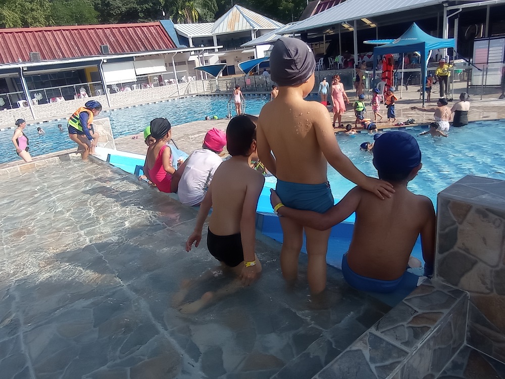 Niños en piscina