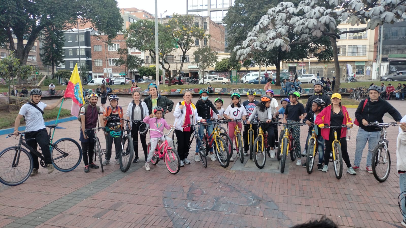 varias personas en bici