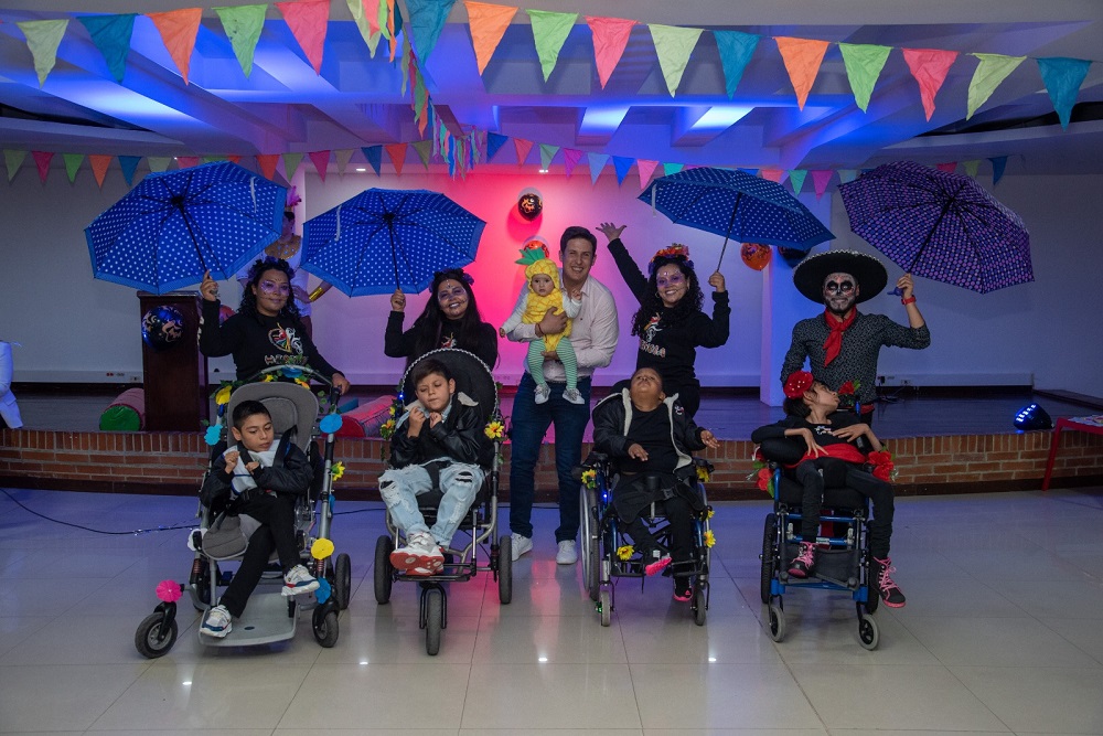 Niños en situación de discapacidad en evento artístico