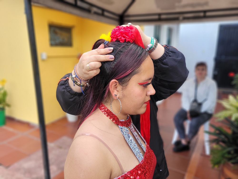 Personas con trajes tipicos de bambuco bailando 