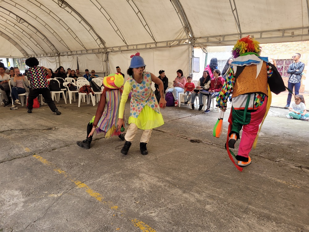 Personas con trajes tipicos de bambuco bailando 