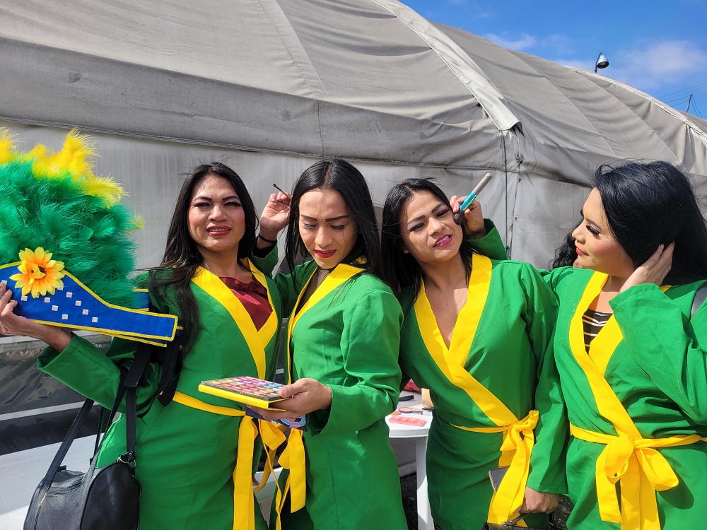 Personas con trajes tipicos de bambuco bailando 
