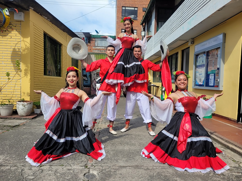 Personas con trajes tipicos de bambuco bailando 