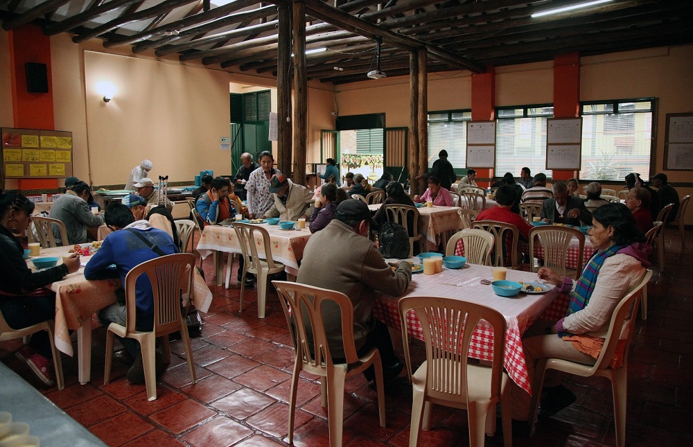 Comedores comunitarios con varias personas alimentándose 
