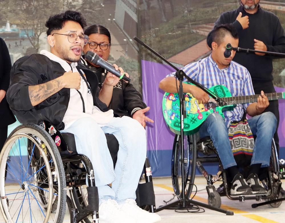 Jóvenes en situación de discapacidad ofreciendo concierto