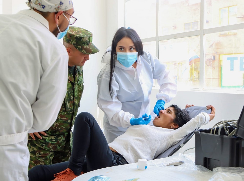 Asistentes médicos asistiendo la atención de población vulnerable en Bogotá