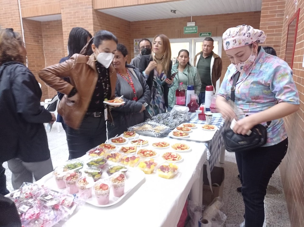 mujer con muestra gastronómica para funcionarios de integración social
