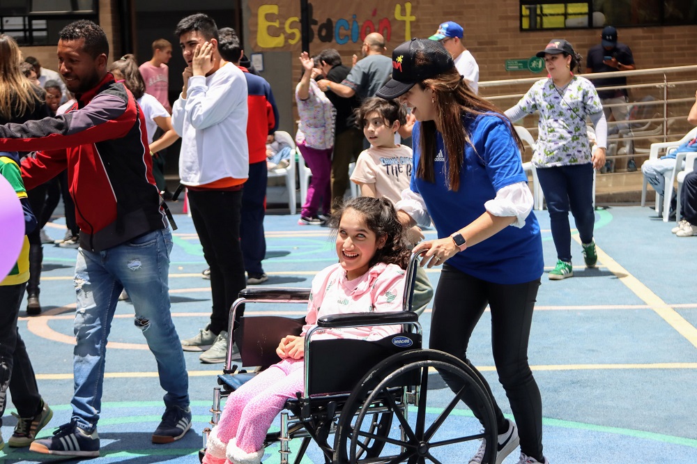 foto de niña en silla de ruedas