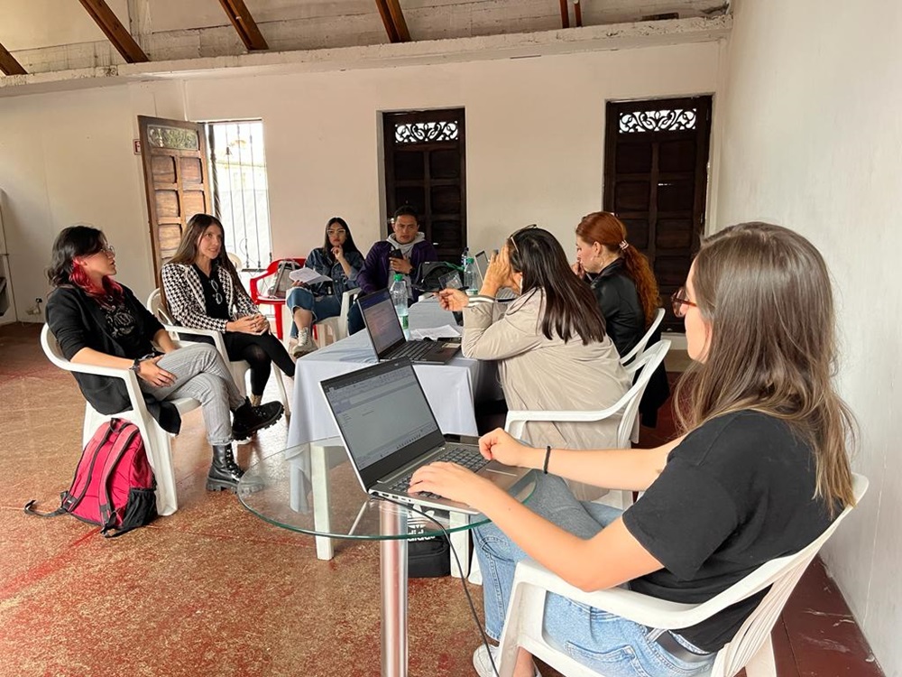Jóvenes trabajando