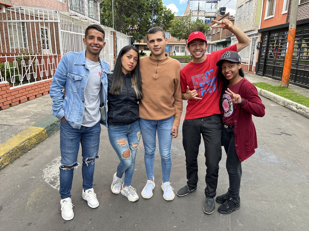 Jóvenes sonriendo