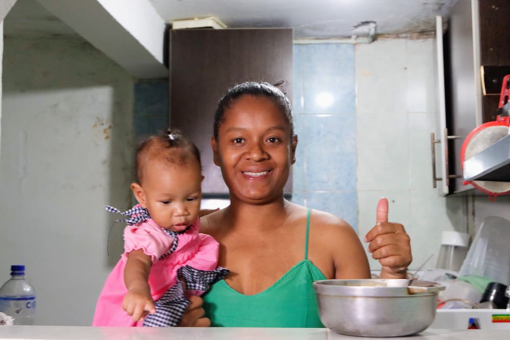 Foto de mujer feliz con su hija