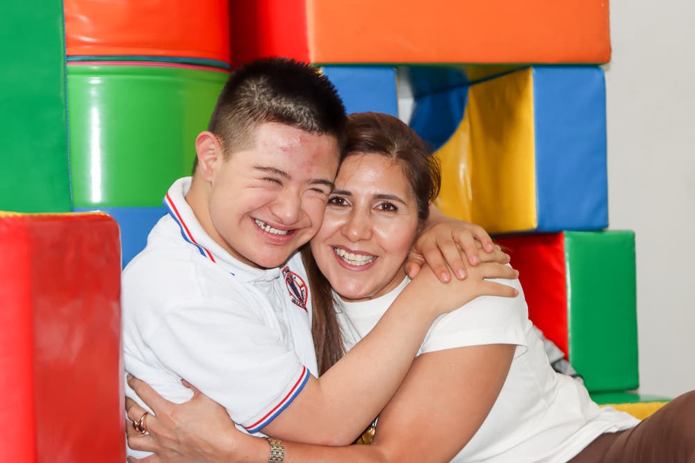 Foto de madre y hijo abrazados