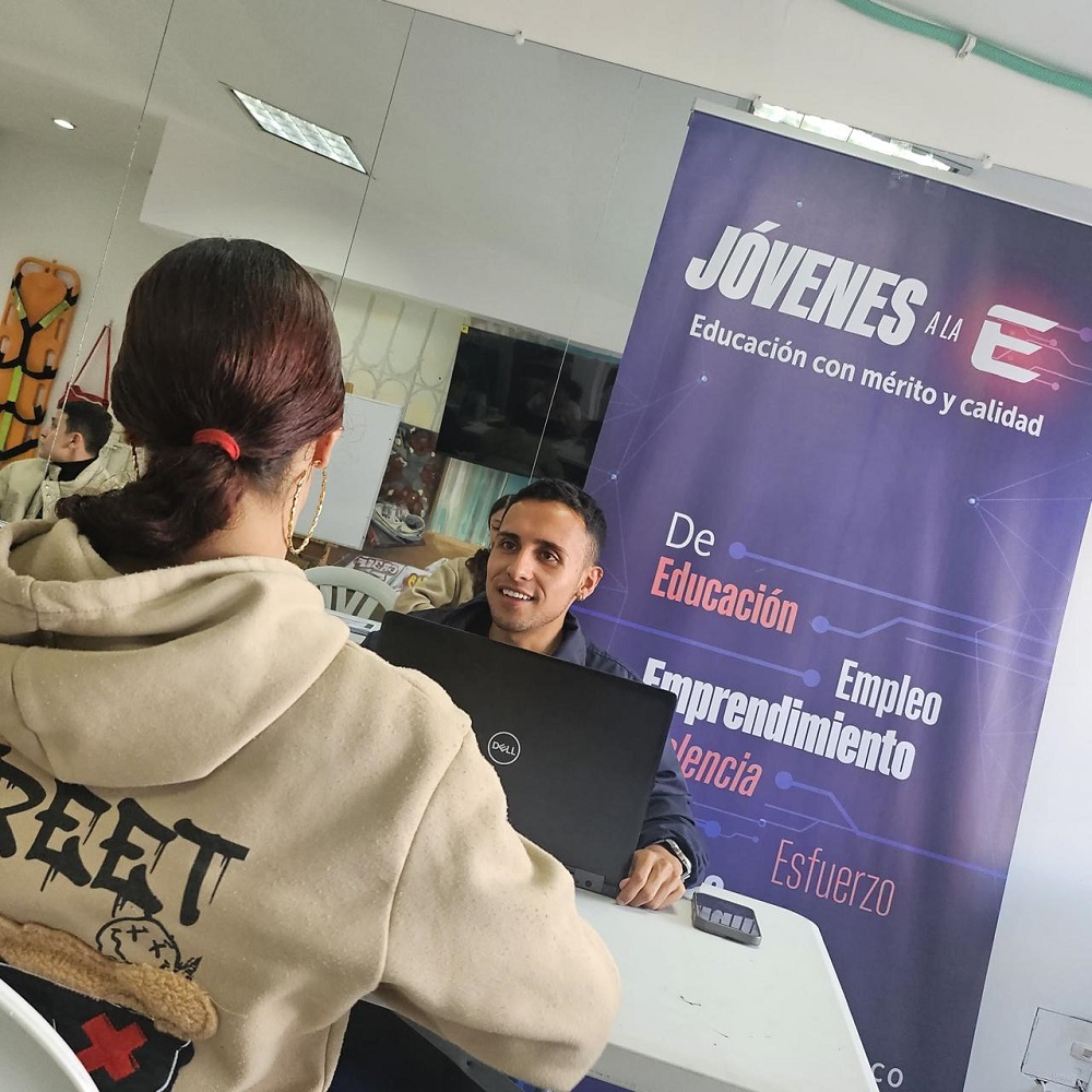 Foto de mujer joven con funcionario