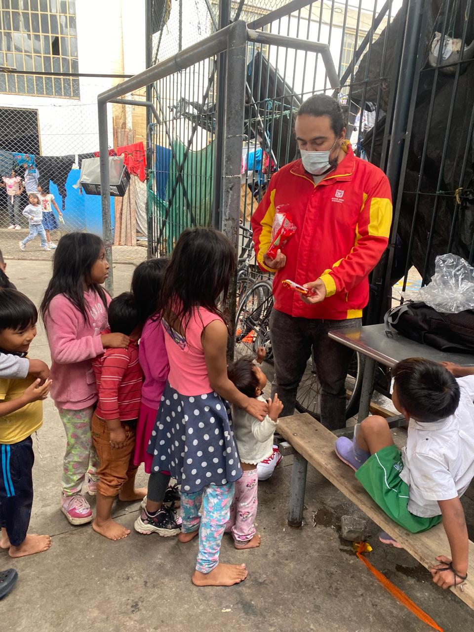 foto de funcionario con niños y niñas ember