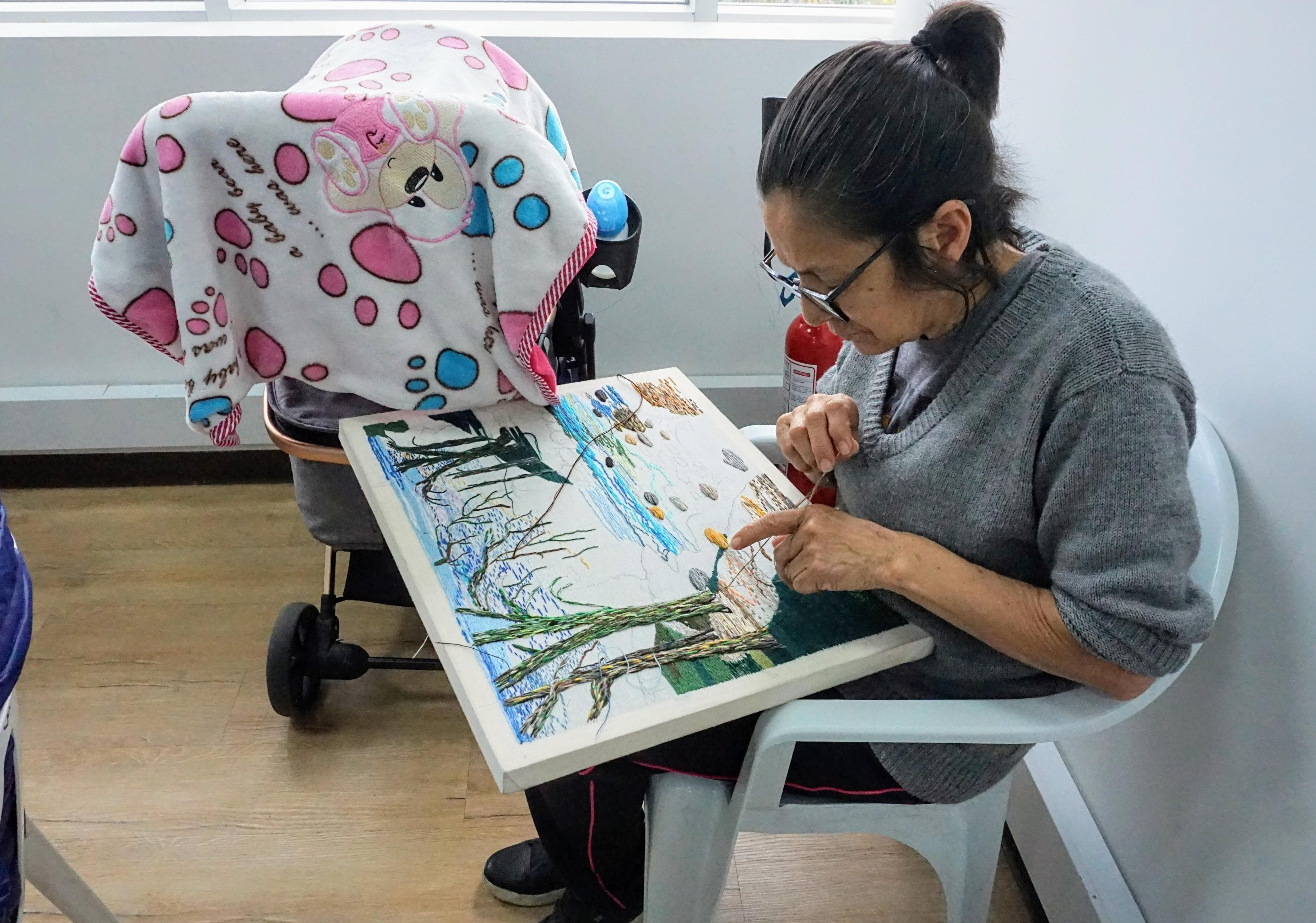 Foto mujer tejiendo