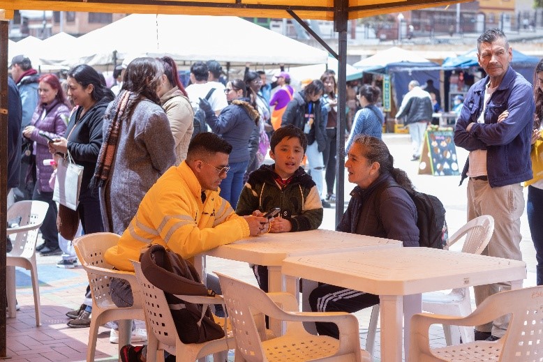 Foto funcionario atendiendo a ciudadanos