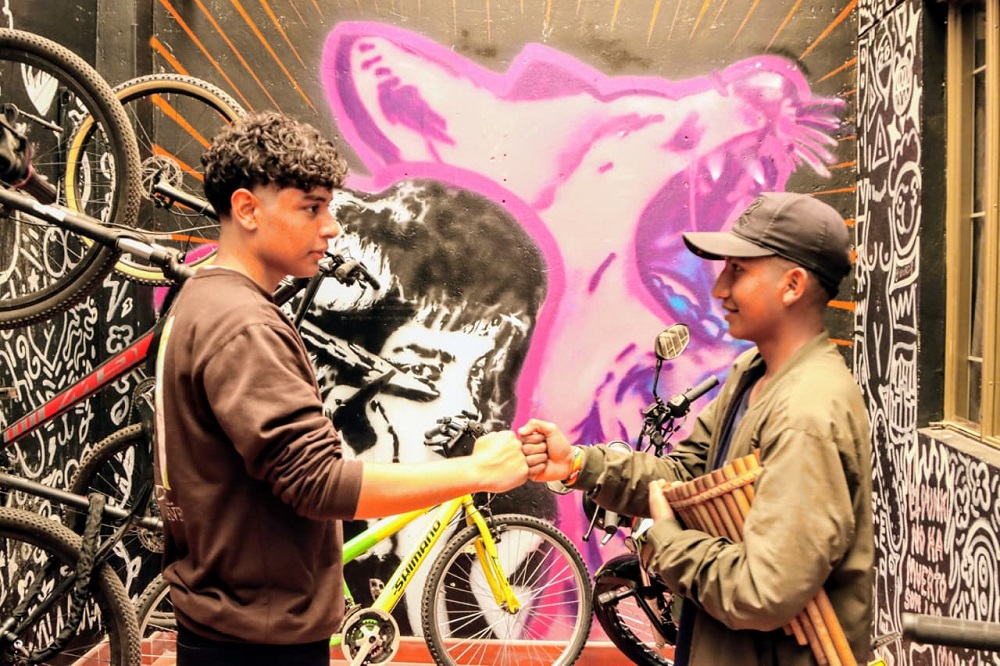 Foto de dos jovenes dandose la mano