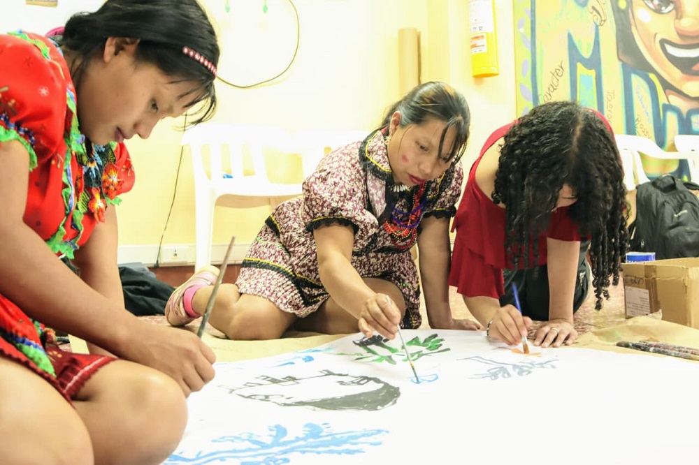 Foto mujeres jovenes embera pintando