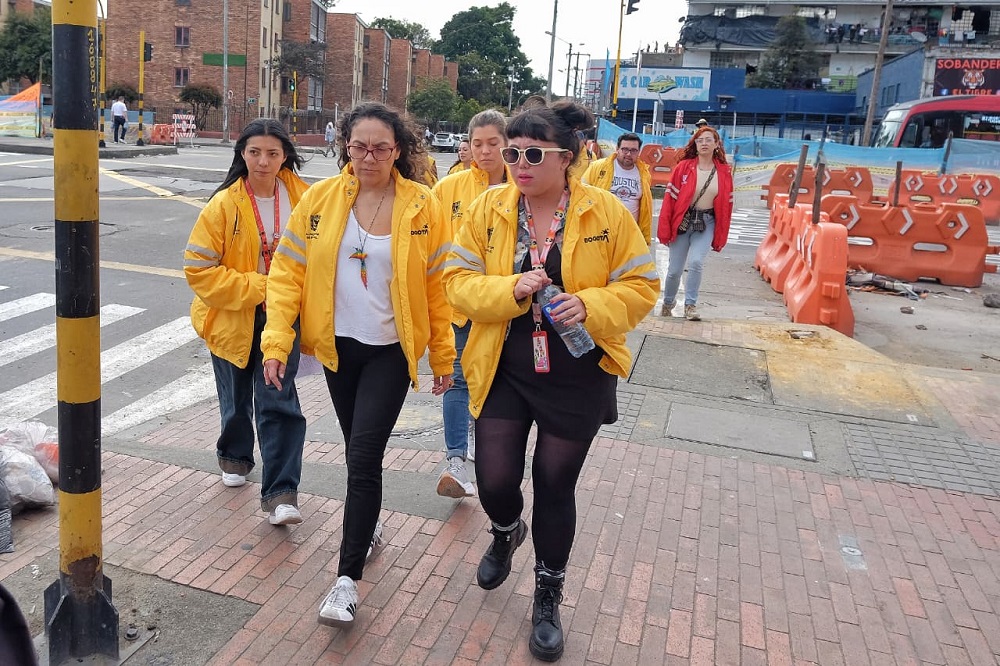 Foto subsecretaria caminando en la zona