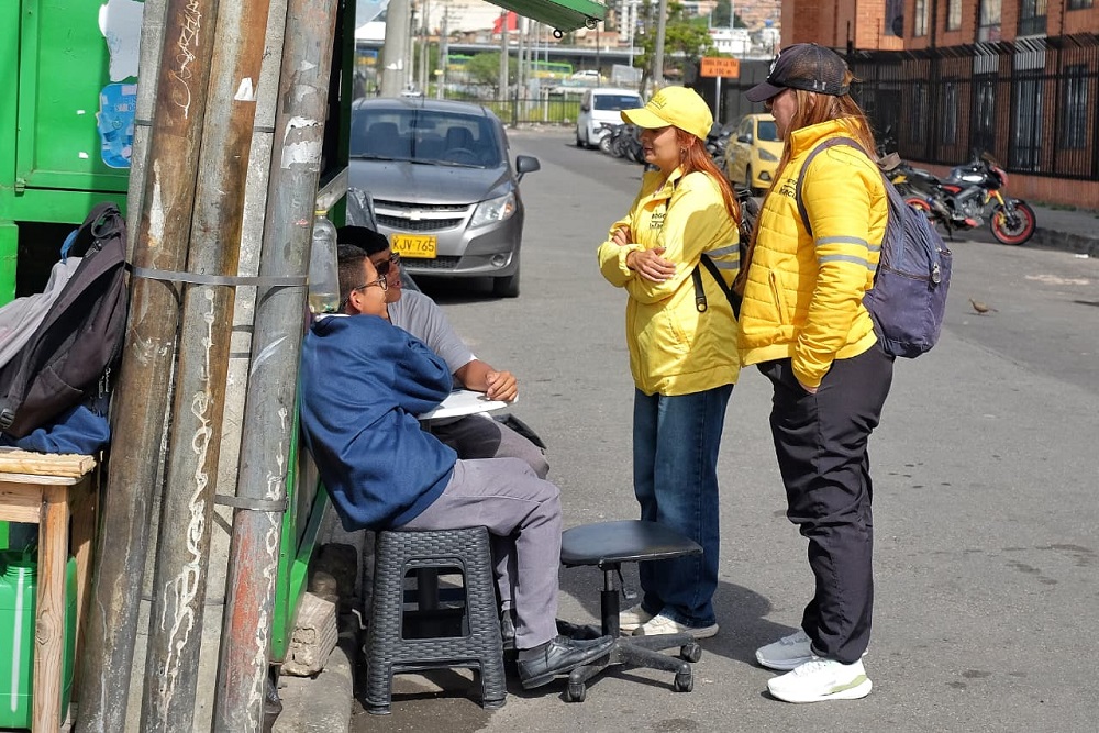 Foto funcionarias de la secretaria hablando con habitantes de calle