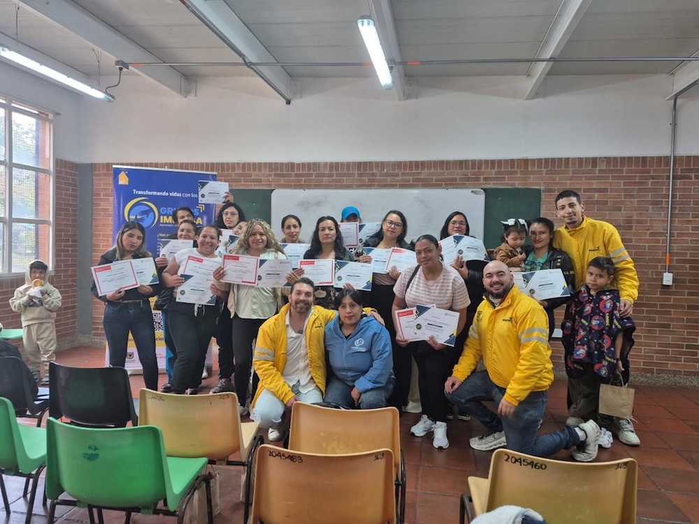 foto de funcionarios con reconocimiento en las manos