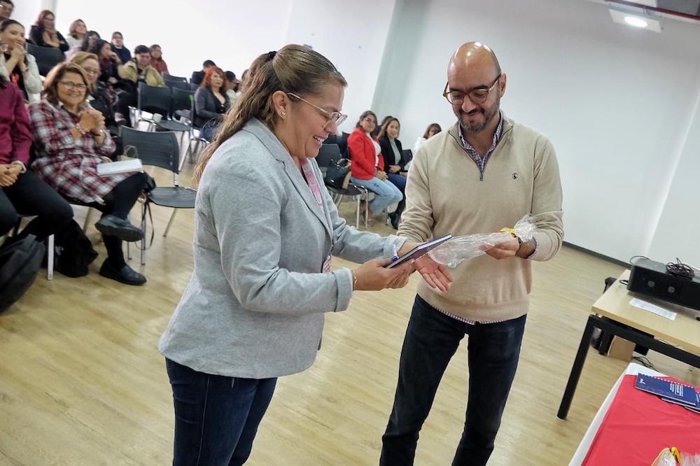 foto de director de direccion de analisis y diseño estrategico con funcionarios
