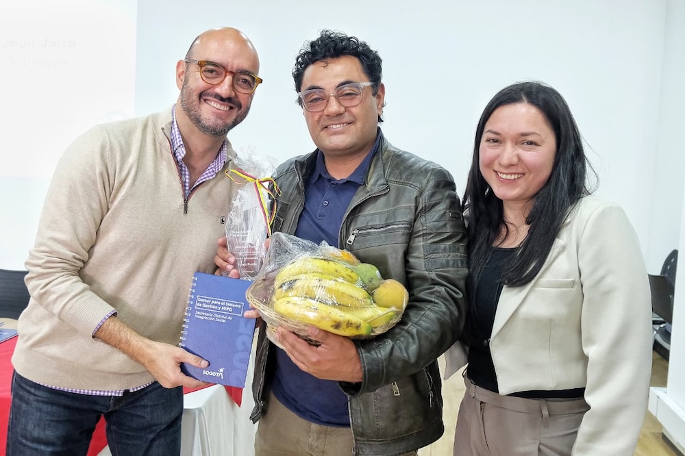 foto de director de direccion de analisis y diseño estrategico entregando reconocimiento a funcionario