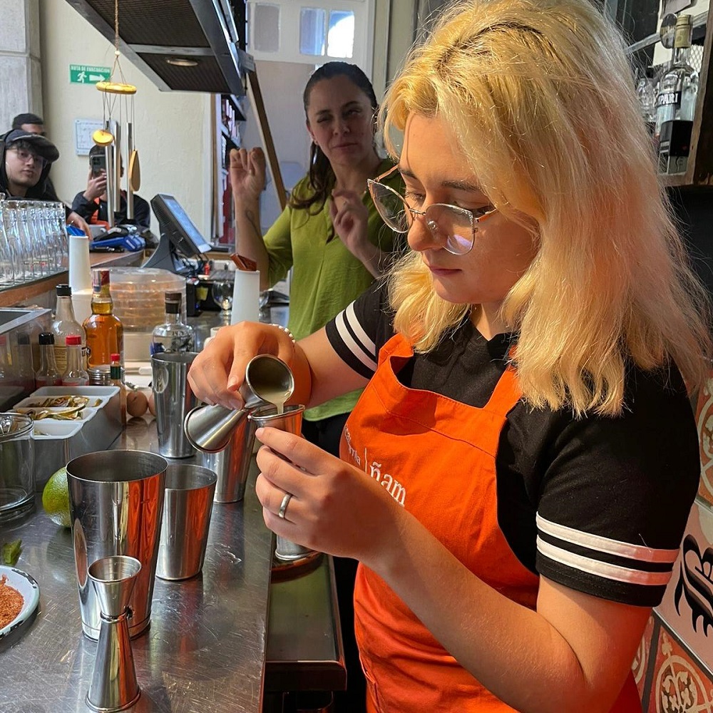 foto de mujer joven cocinando