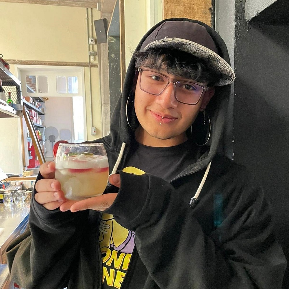 foto de hombre joven con coctel en la mano