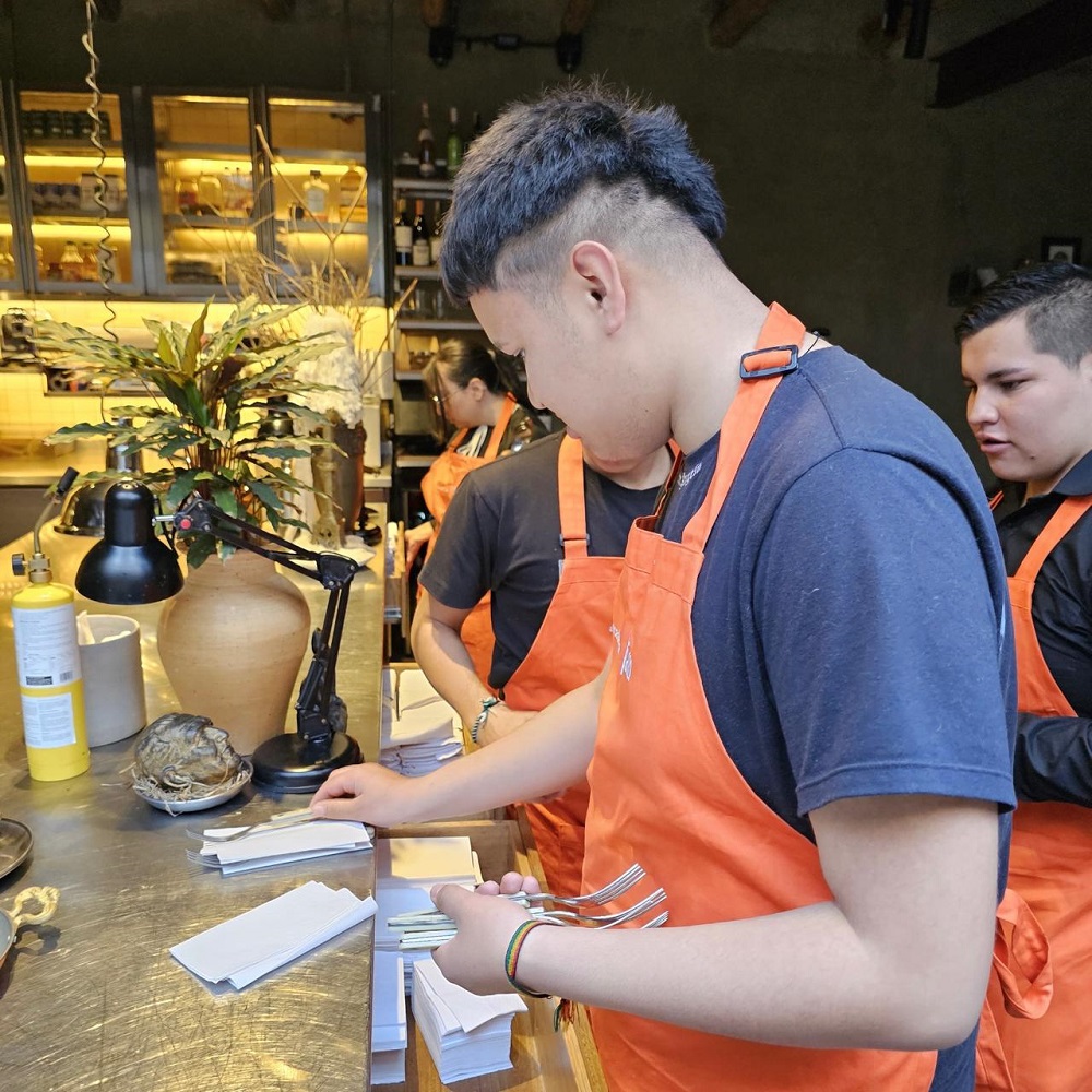 foto de hombre joven cocinando