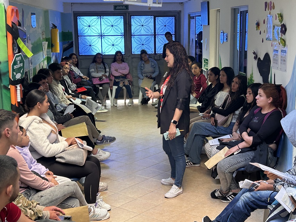 foto de jovenes escuchando charlas de maternidad