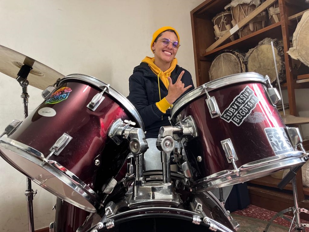 foto de joven en bateria