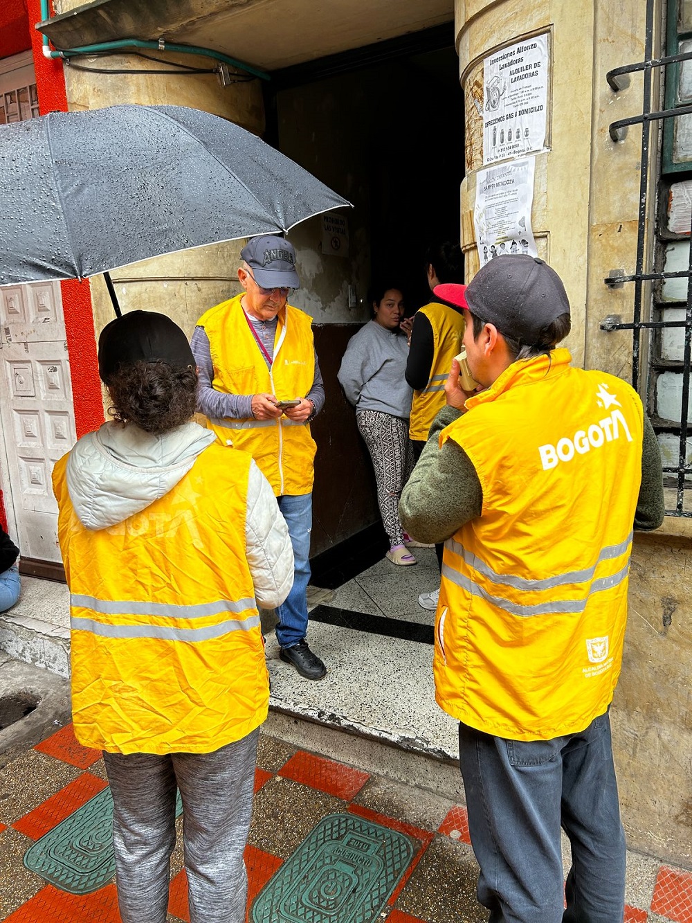 foto de funcionarios visitando los pagadiarios