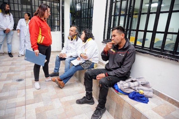 Perona habitante de calle y funcionarios SDIS en hogar de paso